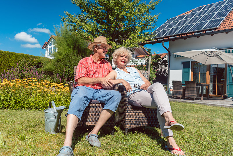 Mann_Frau_Rentner_vor_Eigenheim_Haus_Module_Website
